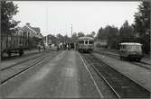 Resande på en bangård på linjen mellan Mora och Älvdalen. Statens Järnvägar YB06 1067.