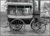 Hästomnibuss tillververkad av Ekenberg i Södertälje cirka 1860 och användes för persontrafik under 1870 - talet. Hästomnibussen har 8 sittplatser.