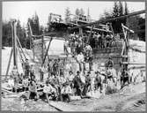 Arbetarna blir fotograferad vid brobygge.