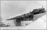 Statens Järnvägar, SJ U ånglok. Gruståg på bron äver Selångersån.
