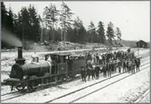 Gruppbild av banarbetare vid anläggandet av sträckan Ängelsberg - Kärrgruvan. Ånglok SWB K1 32.