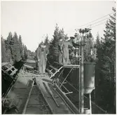 Elektrifieringen av linjen Östersund - Storlien. Arbete vid en sugtransformator.