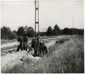 Resning av kontaktledningsstolpe någonstans utmed Trelleborg-Riksgränsen.