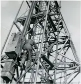 Pålningskranen på vägportsbygget i Skövde smörjs med olja.