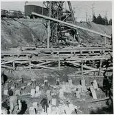 Pålen på vägportsbygget i Skövde hissas.