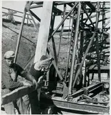 Pålen på vägportsbygget i Skövde är nu på plats i pålningskranen.