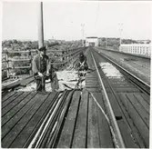 Arbete med ljuskabel på Årstabron.