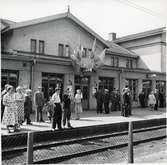 På en station någonstans efter linjen.