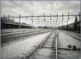 Bangården på Stockholm central. El-driften av västra Stambanan.
Stadshusets torn till höger i bild. Riddarholmskyrkans torn i bildens bakgrund.