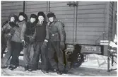 I 40graders kyla måste man vara bra påpälsad, som här i januari 1945 i Täng. Från vänster Olle Söderström, Lindberg, P Ericsson, Helsing, Kjellberg.