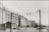 Vy från Stockholms Central. Elektrifieringsförsöken 1905 -1907. Motorvagnen till höger i bild kan vara försöksmotorvagnen 1391 (Statens Järnvägar SJ Co5 1391) eller försöksmotorvagnen 1393 (Statens Järnvägar SJ Co5 1393). Motorvagnen i fråga har strömavtagare av Oerlikon typ uppfälld för underifrån avtagning av elström (underkontakt).