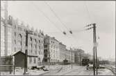 Vy från Stockholms Central. Elektrifieringsförsöken 1905 -1907. Motorvagnen till höger i bild kan vara försöksmotorvagnen 1391 (Statens Järnvägar SJ Co5 1391) eller försöksmotorvagnen 1393 (Statens Järnvägar SJ Co5 1393). Motorvagnen i fråga har strömavtagare av Oerlikon typ uppfälld för underifrån avtagning av elström (underkontakt).