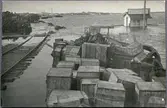 Godsupplag vid Haparanda hamnstation under översvämning.