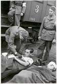 Sårade tyska soldater tas ombord på svenskt sjukhuståg.