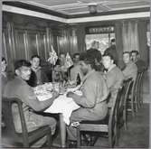 Krigsfångar som sitter och äter.