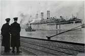 På bilden ses den tyska hjälpkryssaren Atlantis med krigsfångar och den svenska bogserbåten Birger, Göteborg.