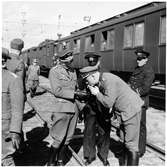 Tyska soldater tar rökpaus under tåguppehåll.
