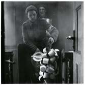 Röda korset-arbetare ombord på barnevakueringståg från Finland, mars 1944.