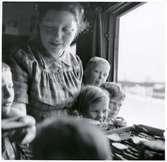 Ombord på barnevakueringståg från finland, mars 1944.