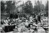 Finska flyktingar i Haparanda, hösten 1944. Lastning av resgods.