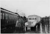 Vid Kiruna station under finska evakueringen, hösten 1944. Svenska Rödakorsets ambulans, registreringsnummer BD1110.