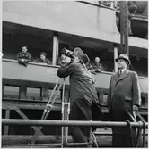 Journalister gå ombord på Drottning Victoria.