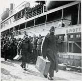 Brittiska krigsfångar går i land i Trelleborg från Drottning Victoria.