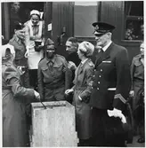 Krigsfångarna serveras mat av svenska lottor.