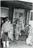 Allierade krigsfångar lämnar tyska lasarettståget i Göteborg.