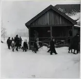 Finska barn påväg till desinfektionshuset.