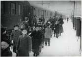 Finska barnen anländer till Stockholm central.