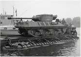 Transport av stridsvagn med pontonfärja.