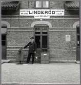 Stationsmästaren i Linderöd framför stationshuset.