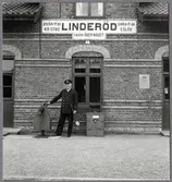 Stationsmästaren i Linderöd framför stationshuset.