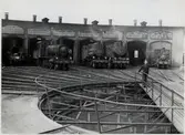 Lokstallet i Kristianstad med Statens Järnvägar, SJ L11 1656, SJ J 1652, SJ S 941 och SJ Å11 1675 framför. Ångloket längst till vänster är numret för otydligt annars är de uppräknade från vänster till höger.