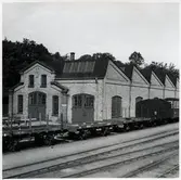 Karlshamn Järnvägsverkstad med Karlshamn - Vislanda - Bolmens Järnväg, KVBJ N 301, Blekinge Kustbanor, BKB K 1115 och BKB K 1129 framför.