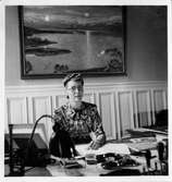 Eva Ek vid sitt skrivbord.