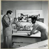 Bokhållare Julner och Kontorsvakt Sundberg i ateljé.