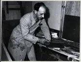 Larsson i träverkstad.