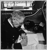 Stins Myrén i Krylbo vid sitt skrivbord.