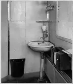 Toalett med handdukshållare för pappershanddukar.