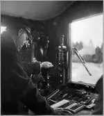 Lokförare i förarhytten på SJ Mg-lok.