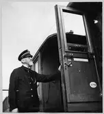 Dörrarna stängs vid avgång.