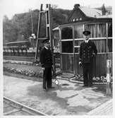 Tågklareraren och Stationsinspektor Carlsson framför manöverkuren vid Borås station.