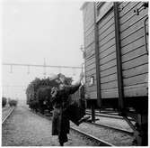 Tågmästare G.Olsson med slutsignallykta vid godsvagnen.  Äldre placerinen av lyktan på vagnen. Godsvagn slute,  Statens Järnvägar, SJ Gsh 18667.