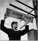 Skylt om destination sätts upp på Avesta Krylbo station.