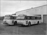 AEC Regal Mark 4 och Scania-Vabis BF 63. Stockholms Läns Omnibuss AB, SLO. (Stockholm Roslagens Järnväg, SRJ).