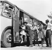 Statens Järnvägar, SJ Turistbuss vid Tyresta med statister. Statens Järnvägar, SJ buss 2373.