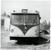 Buss vid ett garage.