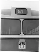 Nummerskylt med belysning på en buss sedd bakifrån.